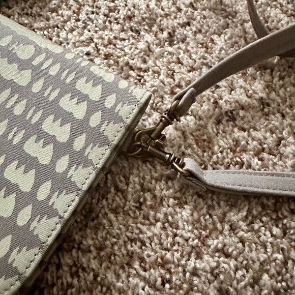 Malia Designs Patterned Clutch - Picture 4 of 5